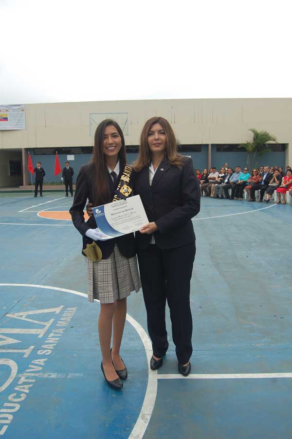 Miss Zaida Fadul Franco, directora de la UESMA, entrega reconocimiento a Maylen Salazar.